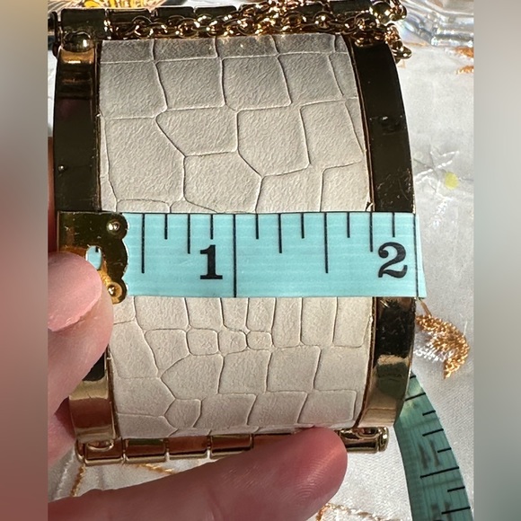 CC Skye Embossed leather cuff with pin and chain fastener - Picture 8 of 8